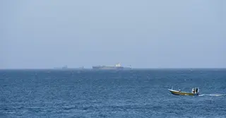 হরমুজ প্রণালিতে সতর্ক অবস্থায় জাহাজ; যুদ্ধবিরতিতেও অনিশ্চয়তা